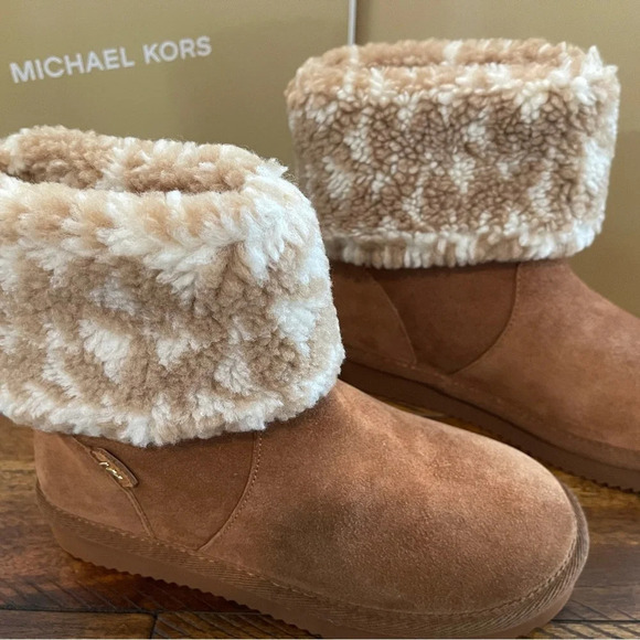 MICHAEL KORS Logo Sherpa and Suede Boot size 5 - Picture 2 of 10